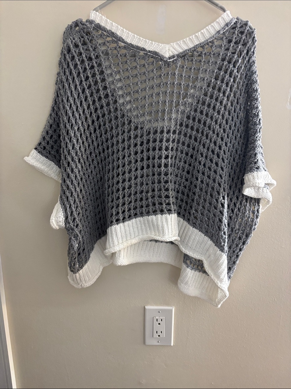 POL Grey and White Open-Knit Cropped Tunic with Black Floral Detail - Picture 3 of 3